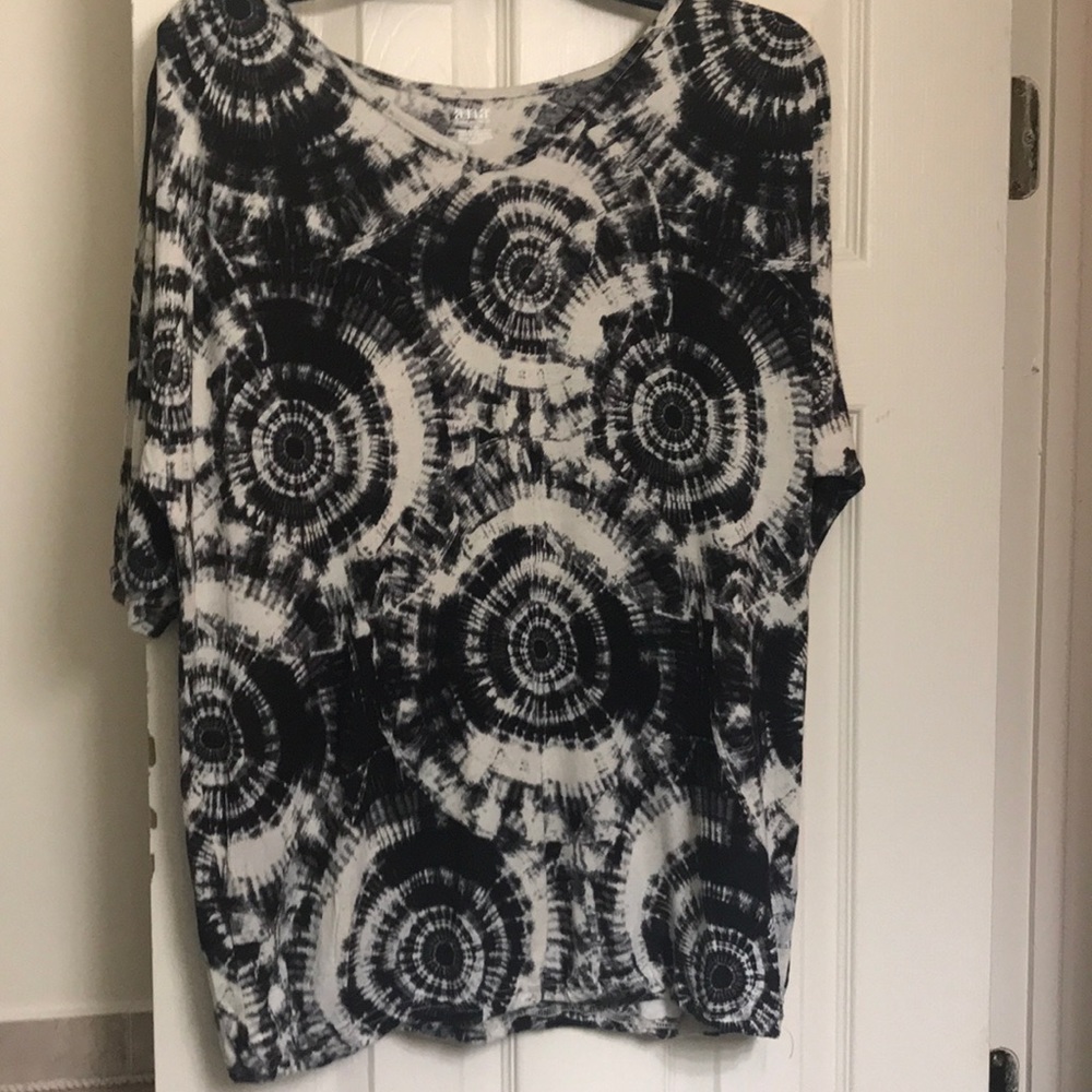 Short sleeve blouse.